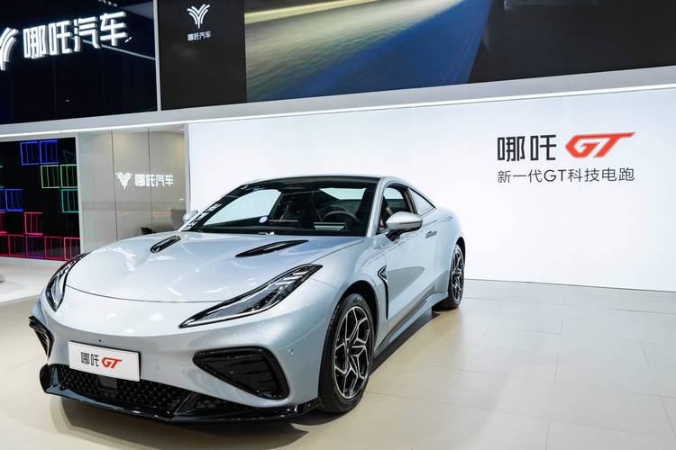 成都162哪吒汽车在智能汽车领域的表现，领途汽车在新能源汽车市场中的影响力